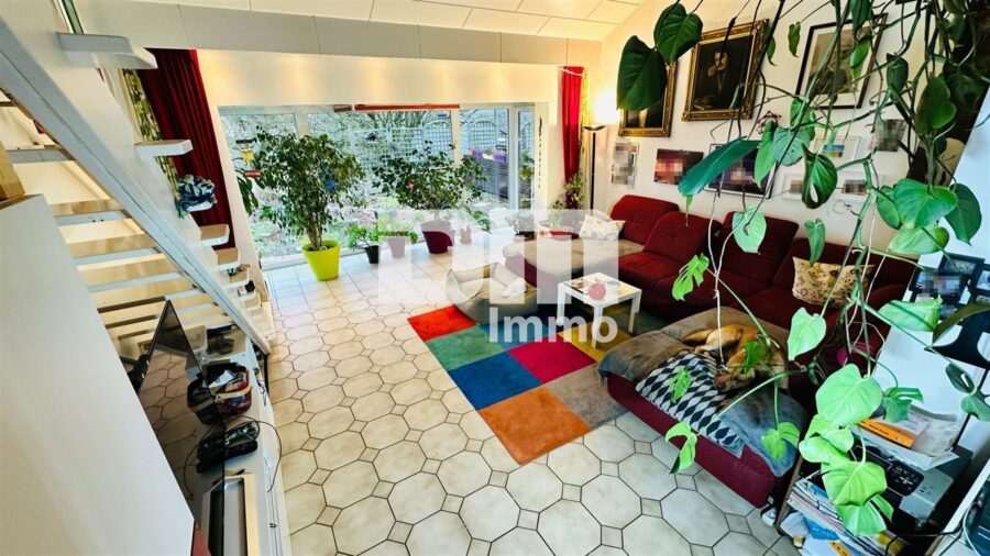 Imposante Tennishalle/ Komplex mit Gastronomie und Wohneinheit - Wohneinheit Wohnzimmer / Dachterrasse / Empore OG